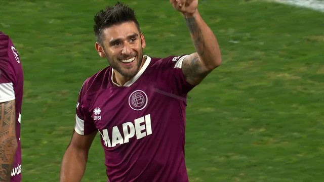 Toto Salvio posa con la camiseta de Lanús y el logo de Salvio Management