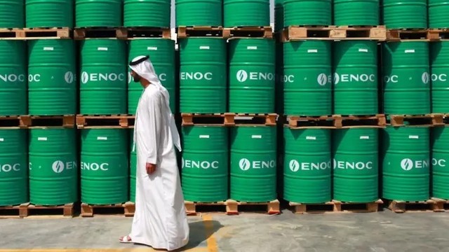 Mapa energético global con bandera de Emiratos Árabes Unidos y logotipo de la OPEP