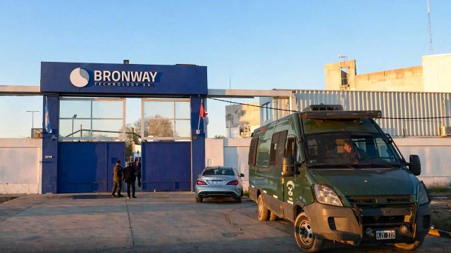 Sellos de estampillas fiscales de AFIP sobre una mesa de madera