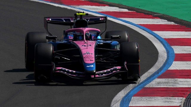 Monoplaza de Fórmula 1 en circuito, representando la tecnología híbrida de competición.