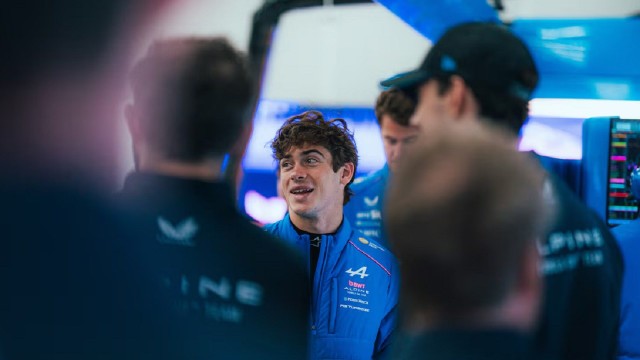 Franco Colapinto junto al SUV eléctrico Alpine A390 en el circuito de Silverstone.