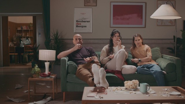Manu Ginóbili y Paula Pareto sonriendo en la campaña de La Segunda Seguros