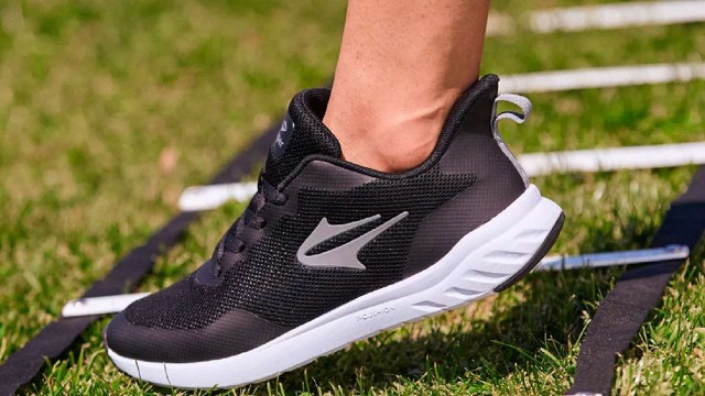 Zapatillas deportivas desmontadas sobre una mesa de producción