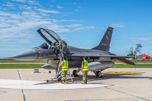 Caza F-16 de la Fuerza Aérea Argentina en vuelo durante ejercicios de entrenamiento.
