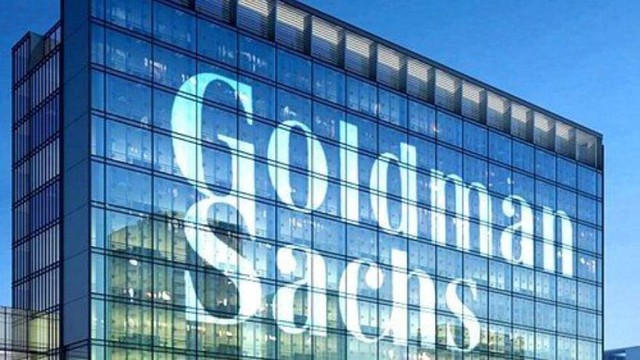 Gráfico financiero con logo de Goldman Sachs de fondo, representando análisis de resultados y mercado bursátil.