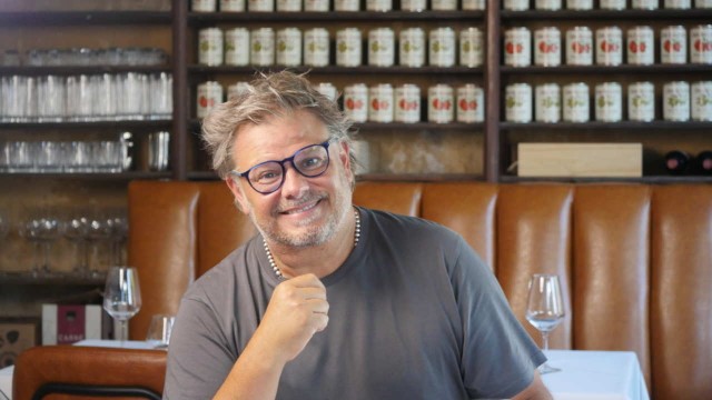 Guillermo Busquiazo, chef y conductor de televisión, en un restaurante.