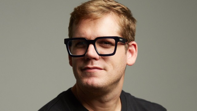 Lentes de la marca Hardem sobre una superficie, con diseño moderno y colorido