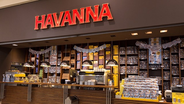 Alfajor Dubai de Havanna sobre una mesa con café