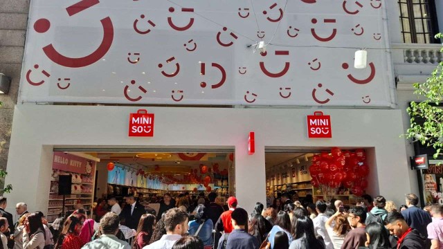 Gente haciendo fila en la calle Florida frente al local de Miniso en Buenos Aires