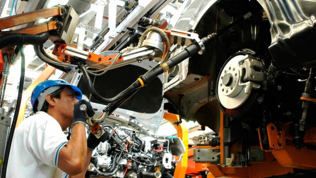 Línea de producción de una fábrica automotriz en Argentina
