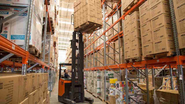 Fábrica de electrodomésticos con línea de producción parcialmente detenida