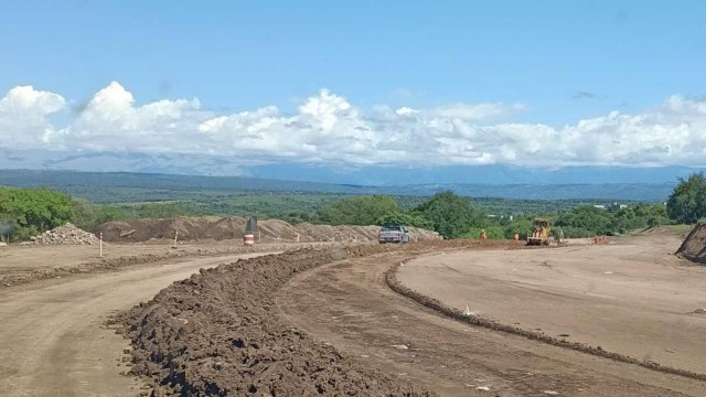 Obras de pavimentación en la nueva ruta S-372 en las Sierras Chicas de Córdoba