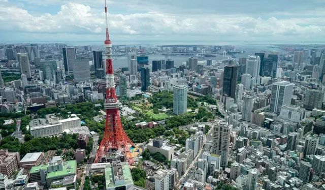 Mapa o paisaje urbano de Japón con turistas, ilustrando el concepto de gestión del turismo masivo.