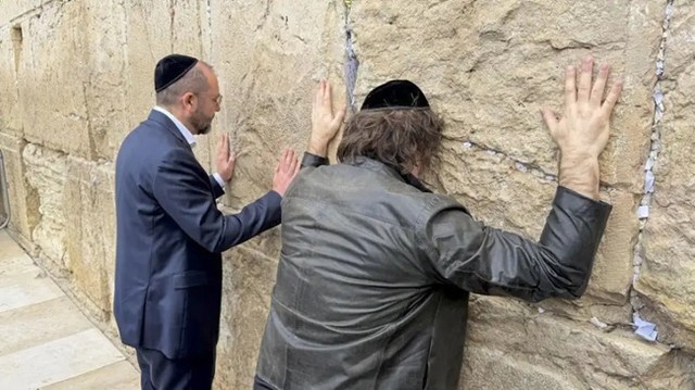 El presidente Javier Milei durante su visita al Muro de los Lamentos en Jerusalén, Israel.