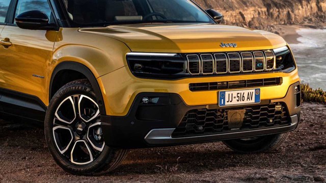 Jeep Avenger 2026 en color gris, vista frontal, mostrando la parrilla de siete ranuras y faros LED