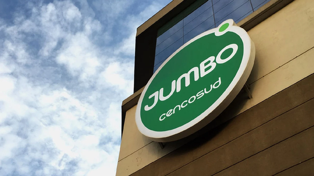 Persona completando una solicitud de empleo en línea para supermercados Jumbo