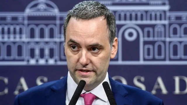 Fotografía del Jefe de Gabinete, Manuel Adorni, en un acto oficial.