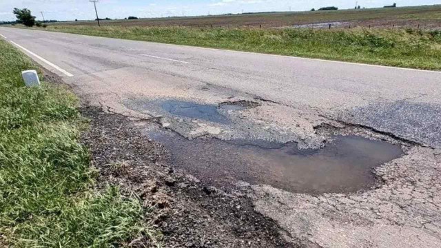 Tramo deteriorado de la Ruta Nacional 11 en la provincia de Santa Fe