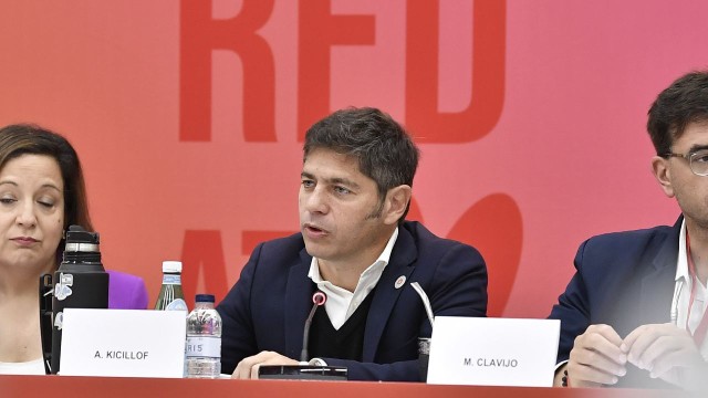 Axel Kicillof hablando durante su intervención en un panel en Barcelona, España.
