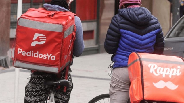 Repartidor en bicicleta con mochila de delivery en la ciudad de Buenos Aires