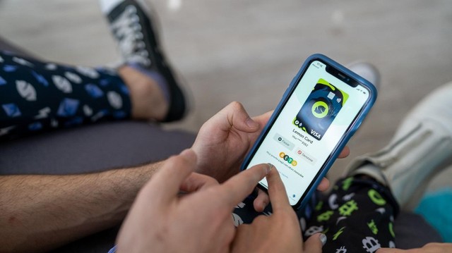 Tarjeta Visa de la billetera virtual Lemon sobre un fondo de transacciones digitales.