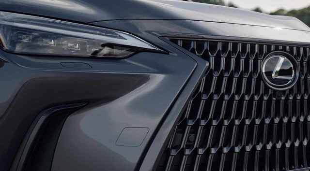 SUV Lexus NX350 color gris estacionado en una calle de la ciudad de Buenos Aires
