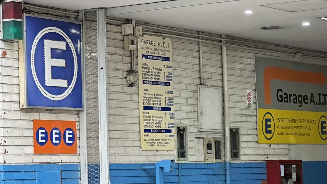 Ilustración de un estacionamiento subterráneo con autos y conexión a transporte público en la Ciudad de Buenos Aires.