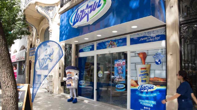 Local de Luz Azul, empresa láctea con productos en exhibición.