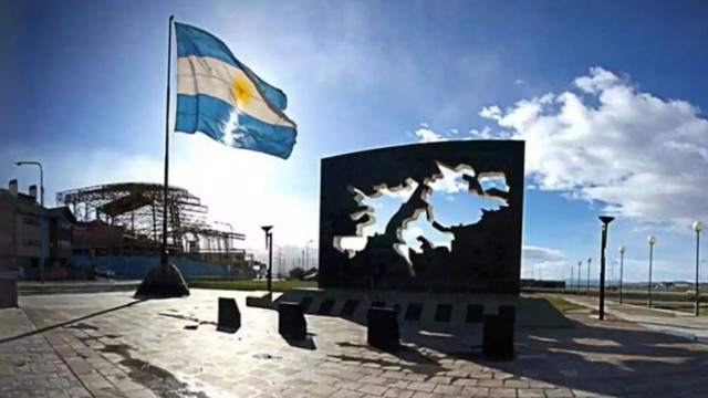 Mapa de las Islas Malvinas con banderas de Argentina y Reino Unido