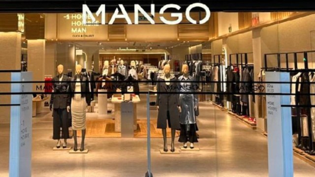 Fachada de un shopping con vidrieras de marcas internacionales en Buenos Aires