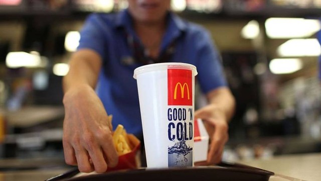 Joven completando una solicitud de empleo digital para McDonald's Argentina
