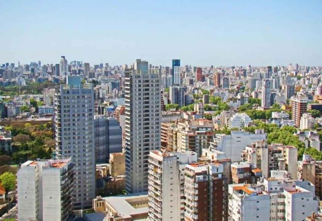 Gràfico comparativo de la evolución de precios inmobiliarios en el GBA y CABA para el año 2026