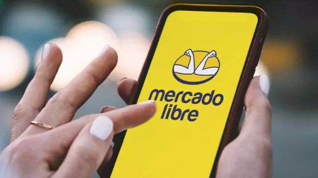 Persona usando smartphone con la app de Mercado Libre abierta y enlaces de afiliados en redes sociales