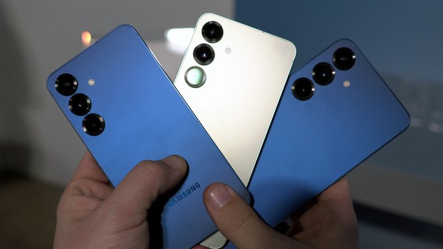 Samsung Galaxy S25 color Icy Blue sobre fondo claro