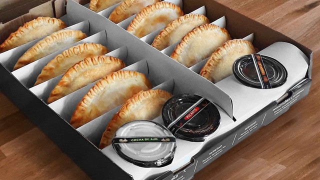 Pack promocional de seis empanadas de la cadena Mi Gusto sobre una mesa.