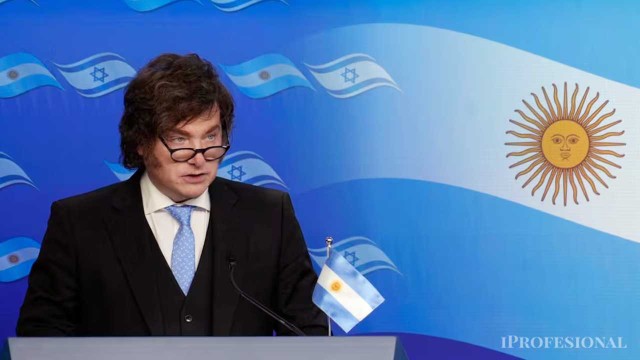 Javier Milei hablando en un streaming sobre la soberanía de las Islas Malvinas