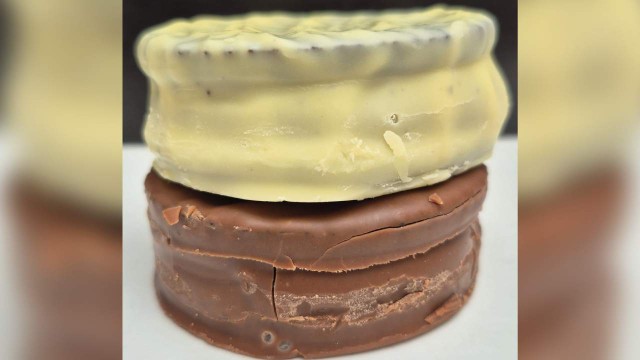 Alfajor Milka Super Dulce de Leche con relleno extra, sobre fondo violeta