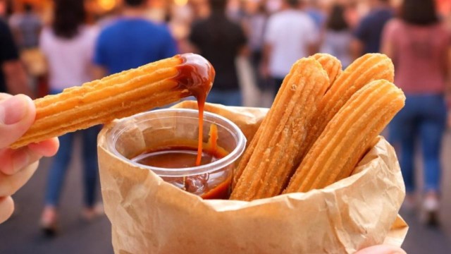 Churros recién hechos con dulce de leche en el Festival Provincial del Churro de Monte Cristo