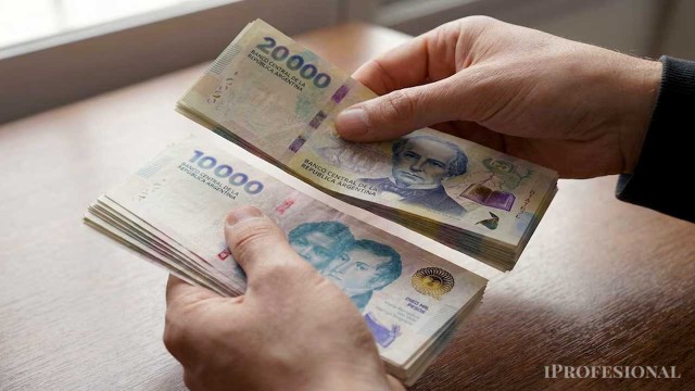 Gráfico que muestra el aumento de la morosidad en créditos familiares junto a logos de bancos y billeteras digitales.