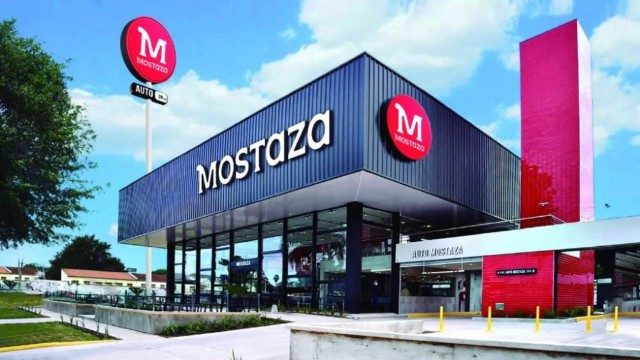 Local de Mostaza con formato drive-thru en una estación de servicio