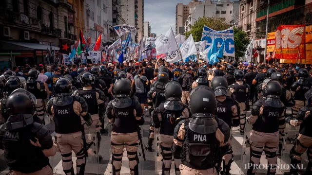 Manifestantes durante una movilización social en la ciudad de Buenos Aires.