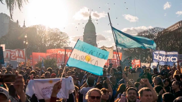 Estudiantes y docentes universitarios en una marcha por el financiamiento educativo