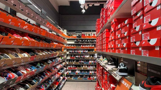 Interior del outlet Stock Center en Munro con góndolas de zapatillas y promociones visibles