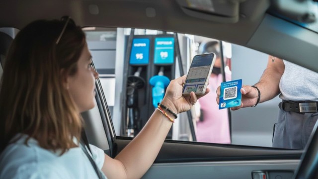 Persona pagando nafta con el celular en una estación de servicio de CABA