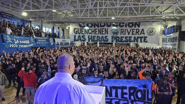 Trabajadores petroleros en asamblea en la provincia de Santa Cruz.