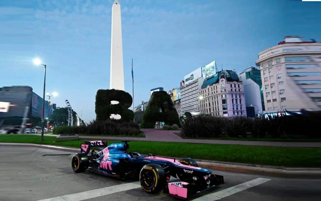 Auto de Fórmula 1 Lotus E20 exhibido en el Obelisco de Buenos Aires