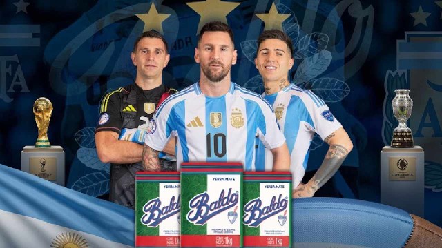 Paquete de yerba mate Baldo sobre fondo verde con el logo de la selección argentina