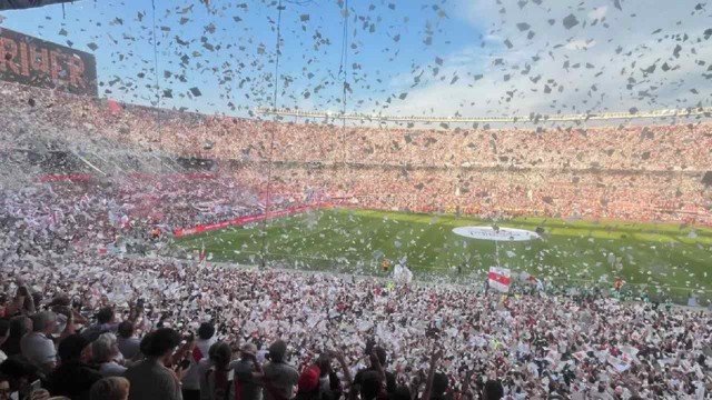 Estadio Monumental lleno de papelitos blancos y rojos durante un Superclásico entre River y Boca