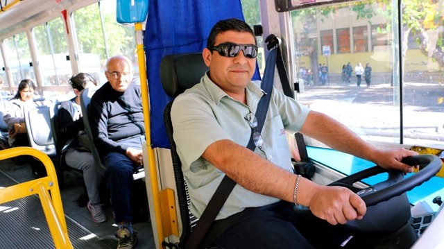 Chofer de colectivo manejando en una calle de la Ciudad de Buenos Aires