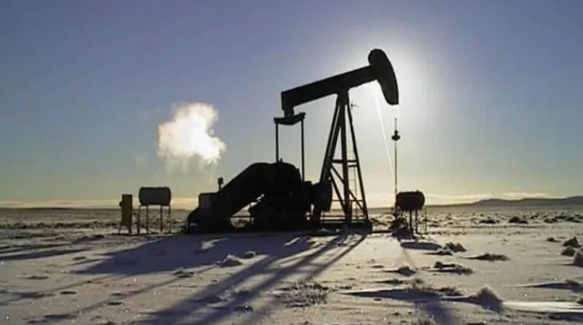 Ilustración de una torre de perforación petrolera en un paisaje de Tierra del Fuego